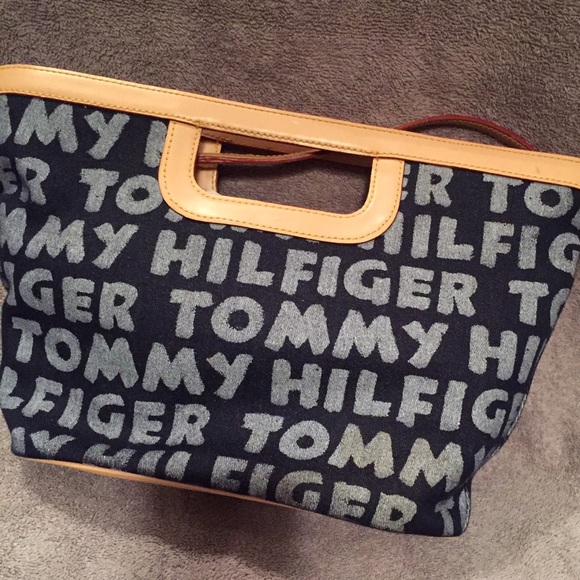 Tommy clutch with shoulder strap