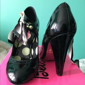 Betsey Johnson black patent Mary Jane pumps sz 6.5