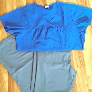 ✨SALE✨Dickies mock wrap scrub top