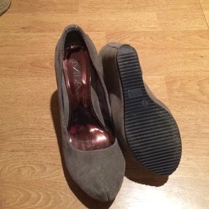 MIA SZ. 7 wedges, LIKE NEW, barely worn.