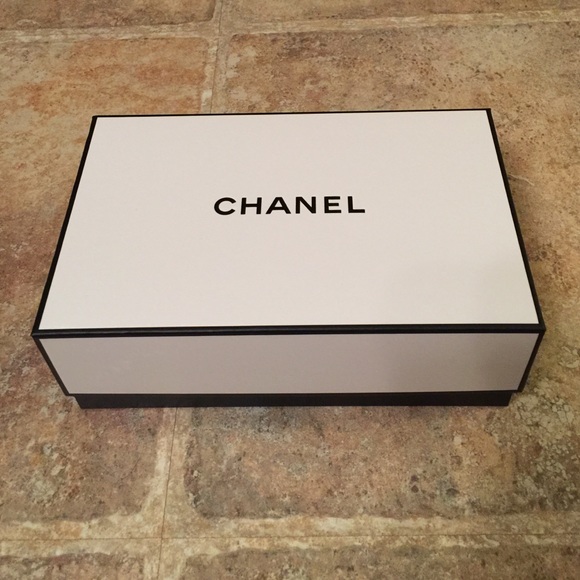 Chanel Box with tissue/filler