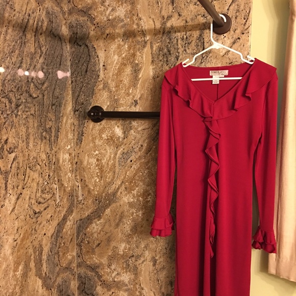 Very slim feeling ruffle style dress
