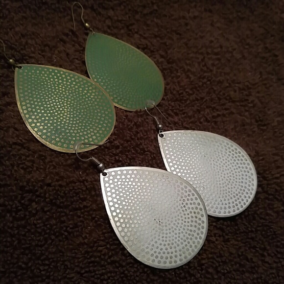 Set of 2 metal teardrop shape earrings