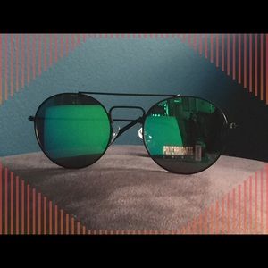 Blue mirrored round sunglasses black frame!!😎🌺❤️