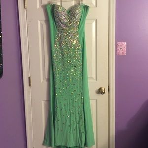 Lovely Bedazzled Gown👗