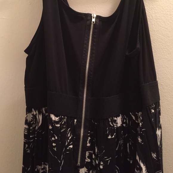 ☀️ SALE ☀️Flirty Zip Up - Picture 3 of 3