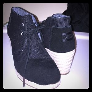 Toms Wedged suede black.
