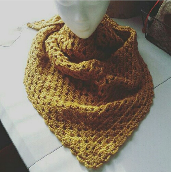 NWOT Crochet Handkerchief Scarf/Shawl