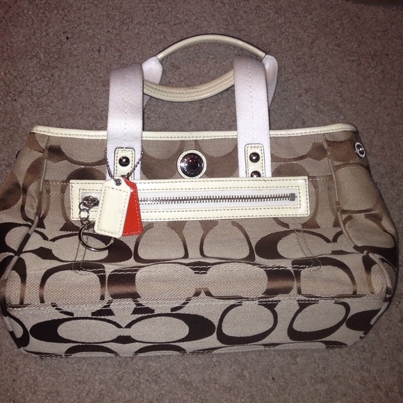 Coach tan & white purse ✨🙌