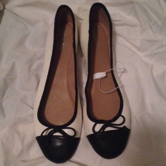 NWOT Black and white flats