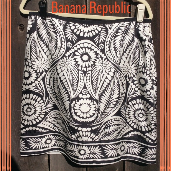 Black and white Banana Republic print skirt