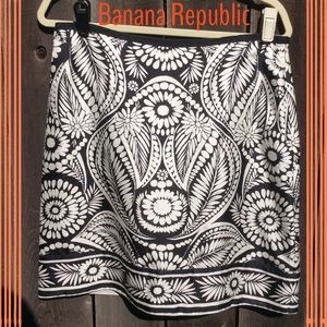 Black and white Banana Republic print skirt
