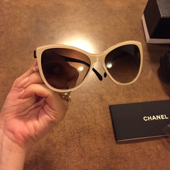 I'm selling my brand new Chanel sunglasses - Picture 3 of 4