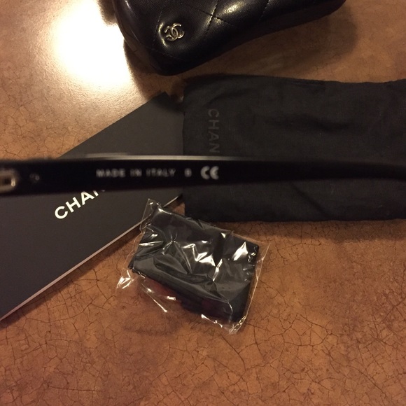 I'm selling my brand new Chanel sunglasses - Picture 4 of 4