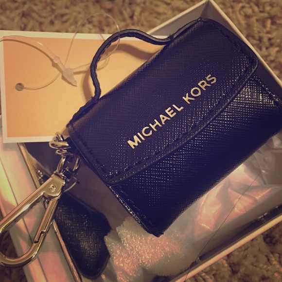 MICHAEL KORS "AVA KEY CHARM"