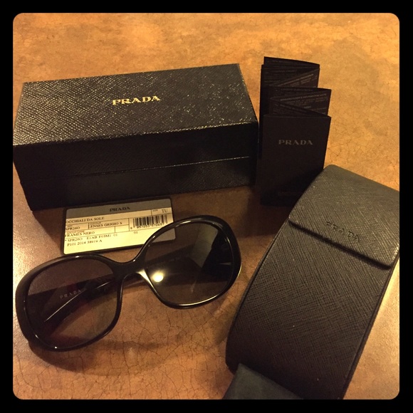 I'm selling my Prada sunglasses;)
