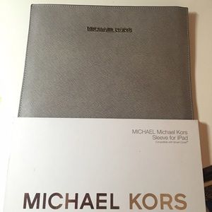 [brand new]Michael kors MK iPad sleeve . Gray.