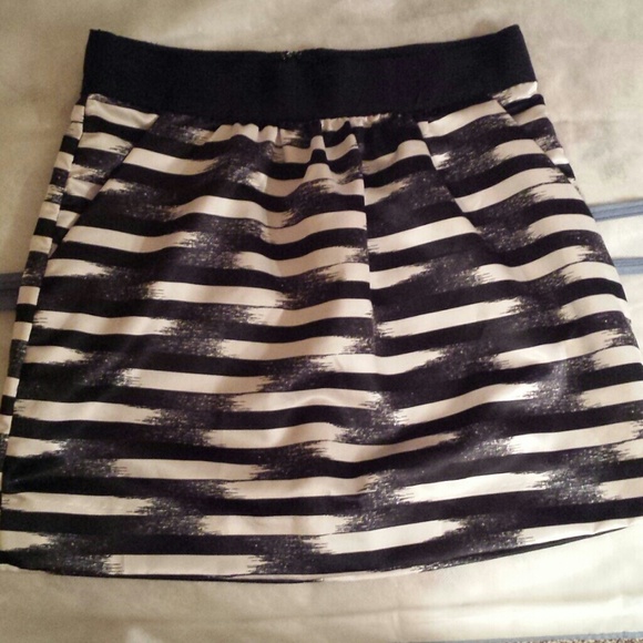 Black and white mini skirt - Picture 1 of 2