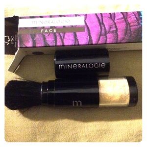 Mineral makeup foundation (TRYING TO SELL BY FRI.)