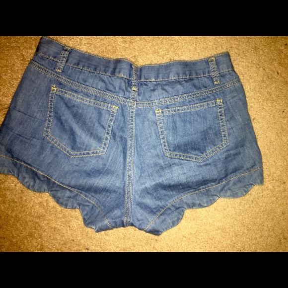 Boutique scalloped shorts