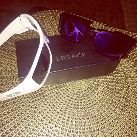 TWO Pairs of Oakley Sunglasses ✌🏼