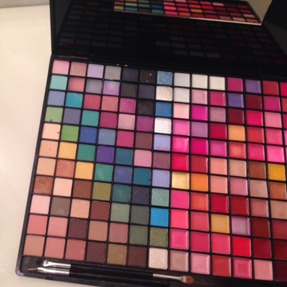 Eyeshadow and lipstick pallet