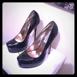Steve Madden Patent leather black pumps