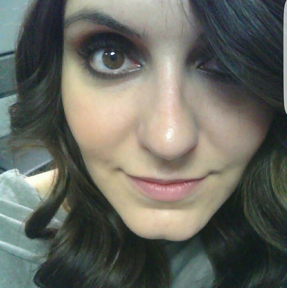 Meet your Posher, Lauren - Picture 2 of 4