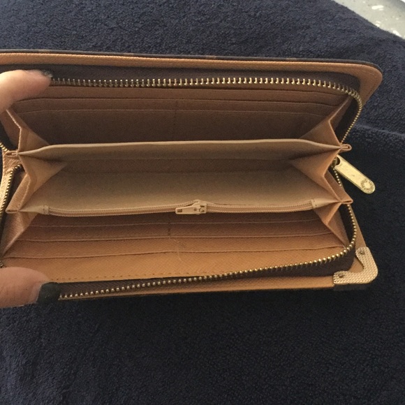 Designer fashion logo standard wallet LAST ONE - Picture 2 of 4