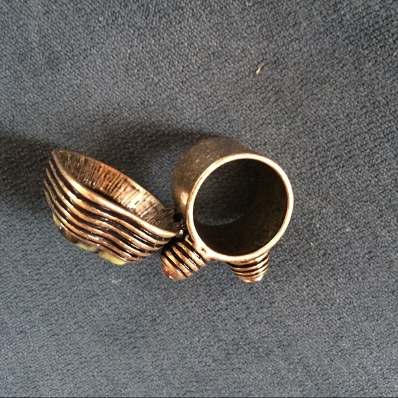 2 finger sculpture ring sz 8 Green, bronze band - Picture 2 of 4