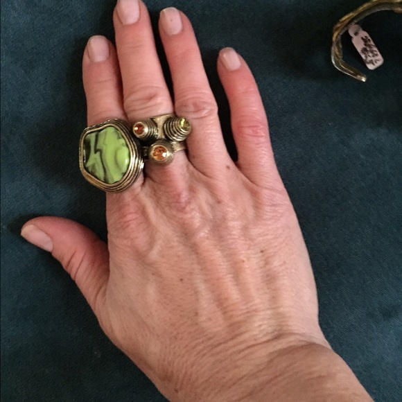 2 finger sculpture ring sz 8 Green, bronze band - Picture 3 of 4