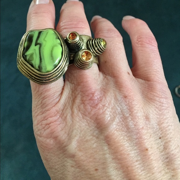 2 finger sculpture ring sz 8 Green, bronze band - Picture 4 of 4