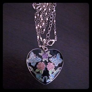 Necklace: Heart shaped pendant w/gold chain