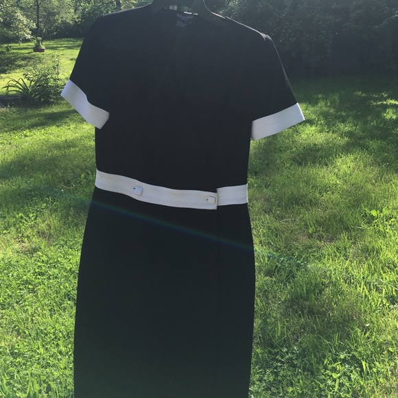 Sophisticated and professional dress - Picture 1 of 4