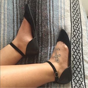 Pointed strappy flats.