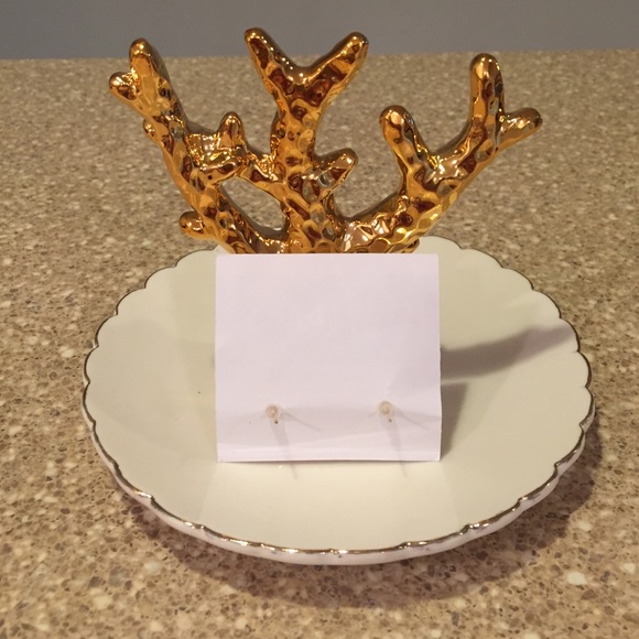 🌴HP🌴Pearl Gold Tone Earrings - Picture 2 of 3