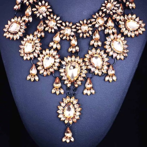 Jewelry - 💥🆕 Fabulous Statement Necklace