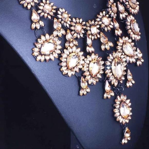 💥🆕 Fabulous Statement Necklace - Picture 2 of 2