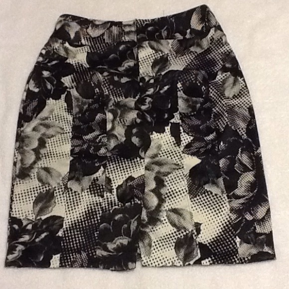Black and White Skirt Size S/P - Picture 2 of 3