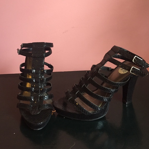 Faux black snake skin heels - Picture 1 of 2