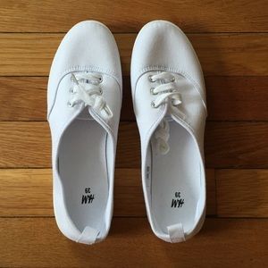 H&M NWOT white sneakers!!