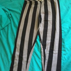 Black and grey stripped leggings