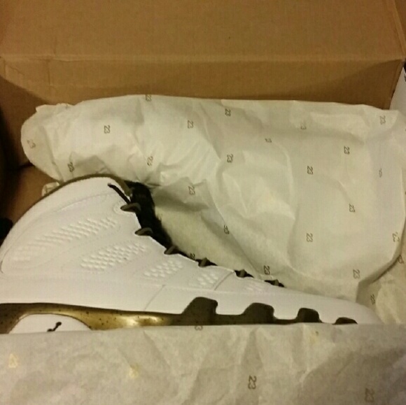 Jordan 9 statue