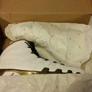 Jordan 9 statue