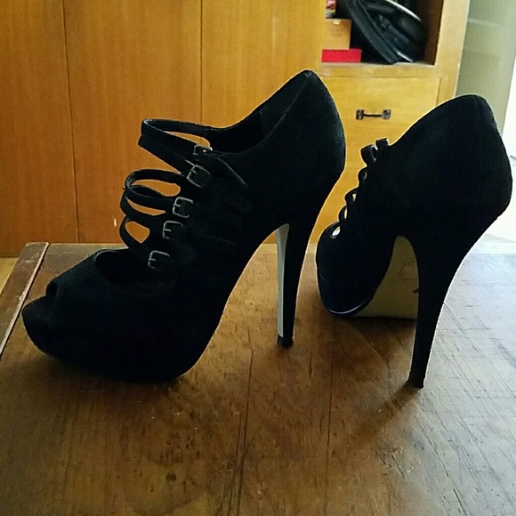 Black suede  peep toe pumps