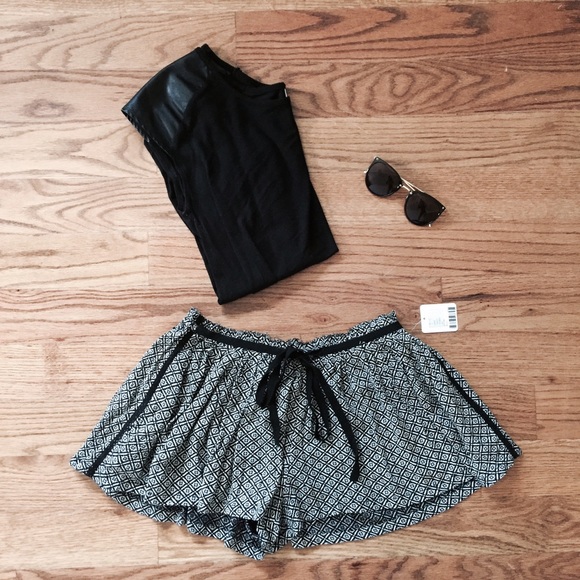 Urban outfitters black and white flowy print skort