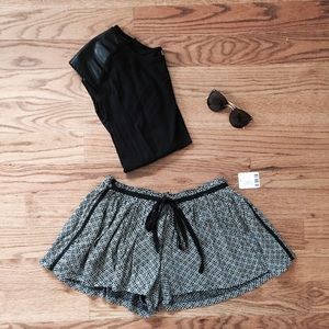 Urban outfitters black and white flowy print skort
