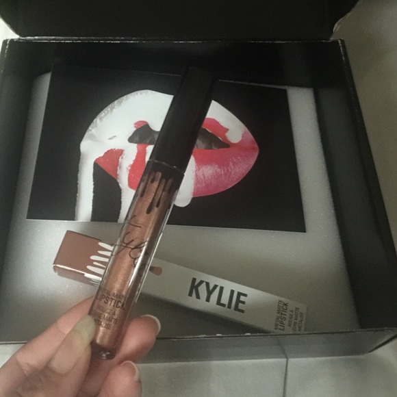 Kylie metal matte lipstick in King K