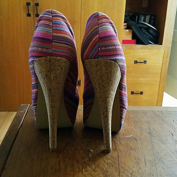 Multi colored peep toe pump - Picture 2 of 4