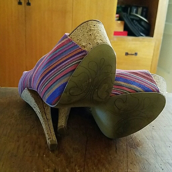 Multi colored peep toe pump - Picture 4 of 4